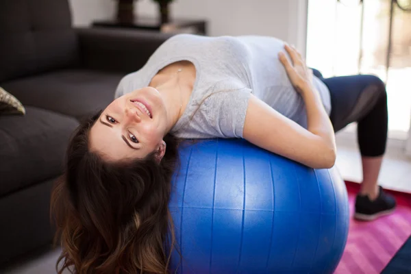 Mujer usando una pelota de estabilidad — Foto de Stock