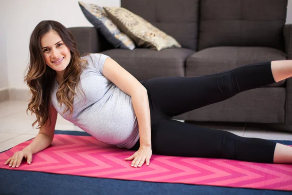 Madre embarazada haciendo ejercicio — Foto de Stock