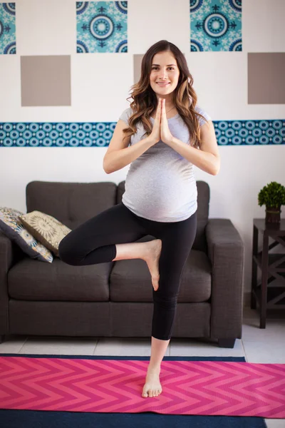 Mujer haciendo yoga posa — Foto de Stock