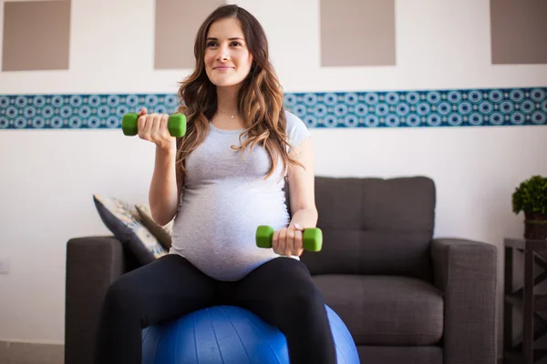 Mom exercising at home — Stock Photo, Image
