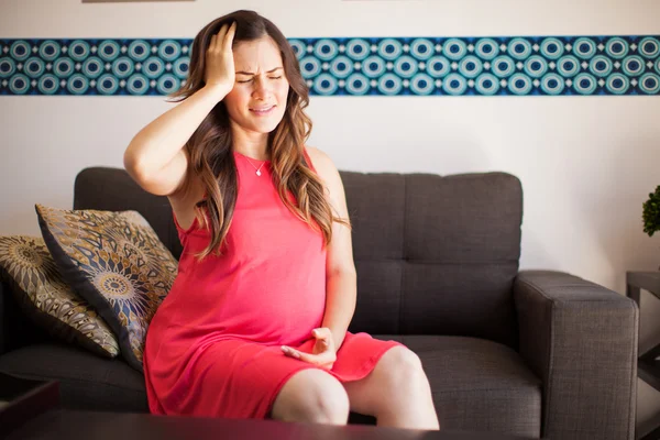 Brünette sitzen auf ein wohnzimmer — Stockfoto