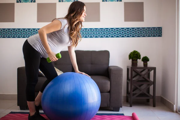 Pregnant mother lifting a dumbbell — Stock Photo, Image