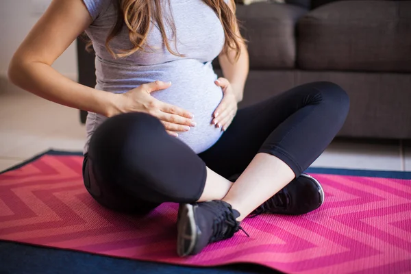 Vrouw in een sportieve outfit-vergadering — Stockfoto