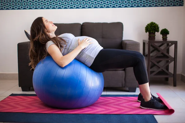 Femme enceinte étirement — Photo