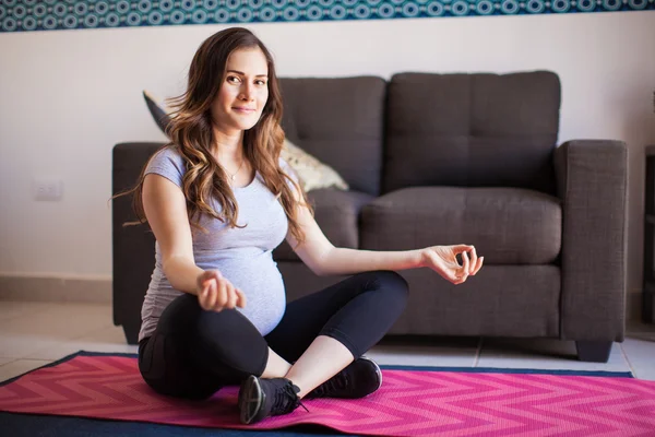 Gravid kvinne som mediterer – stockfoto