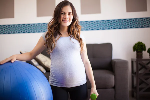 Mujer ejercitándose en casa — Foto de Stock