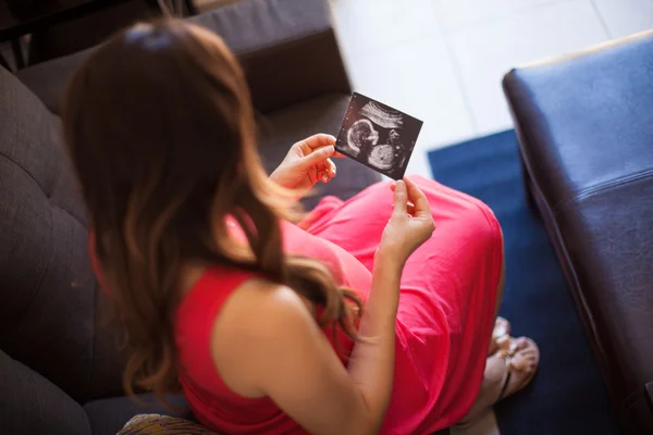 Woman looking at a picture — Stock Photo, Image