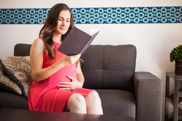 Frau berührt ihren Bauch — Stockfoto