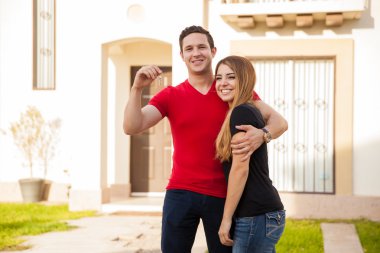 anahtarları tutan Çift