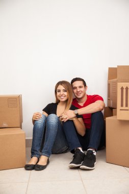 bir odada oturan Çift