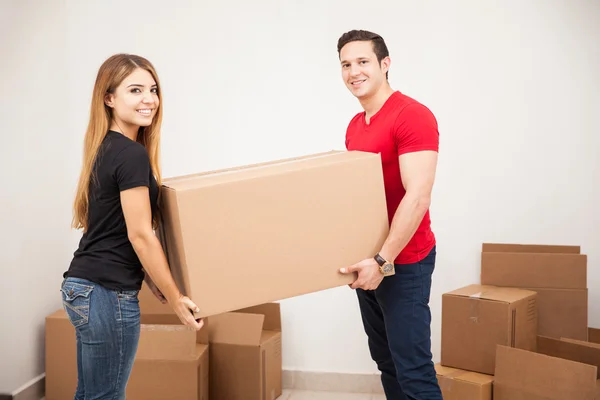 Couple carrying a heavy box — Stock Photo, Image