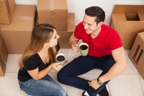 Casal fazendo uma pausa — Fotografia de Stock