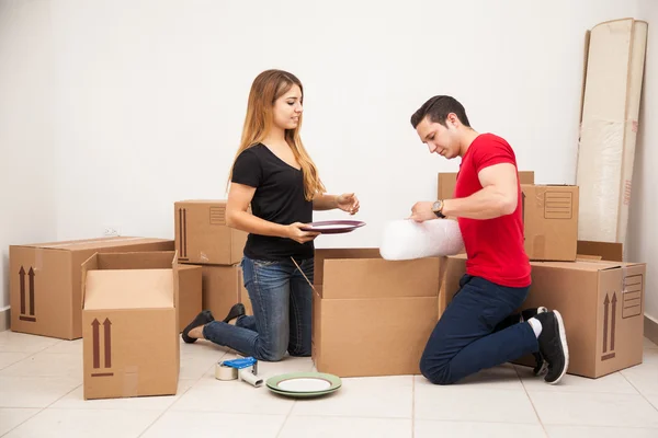 Couple packing dishes — Stock Photo, Image