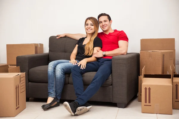 Casal relaxante em um sofá — Fotografia de Stock