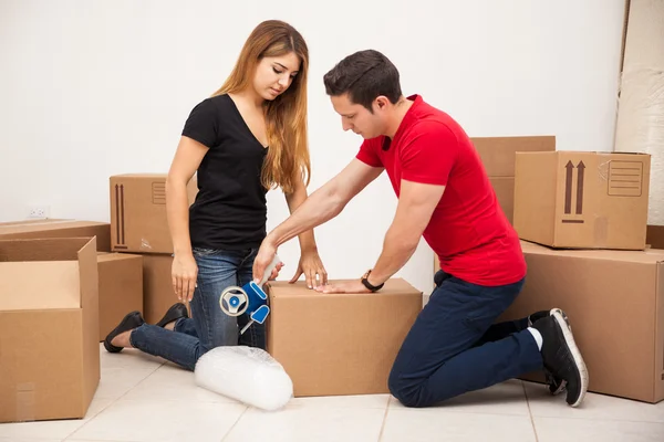 Woman helping her boyfriend — Stock Photo, Image