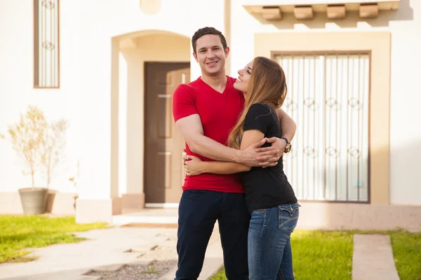 Woman and husband happy about  house — Stock Photo, Image