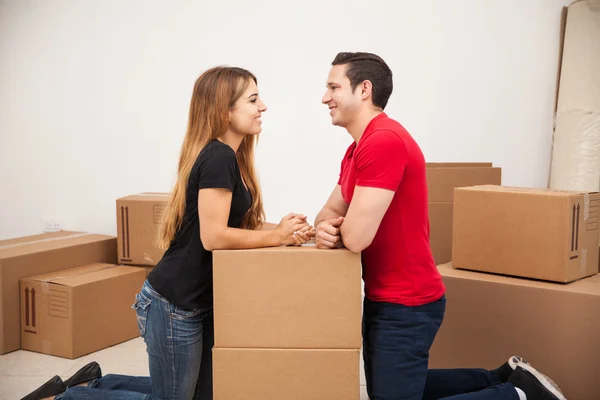 Casal apaixonado e olhando um para o outro — Fotografia de Stock