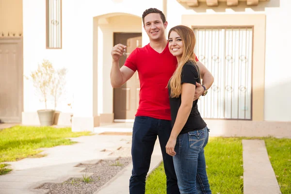 Couple showing the keys — Stock Photo, Image