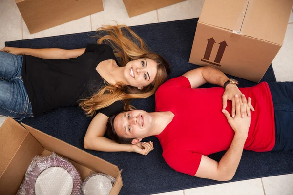 Recém-casados fazendo uma pausa — Fotografia de Stock