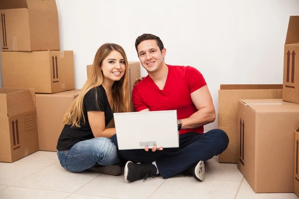 Casal embalando suas coisas — Fotografia de Stock