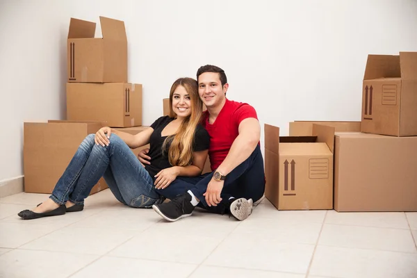 Casal se mudando para sua nova casa — Fotografia de Stock