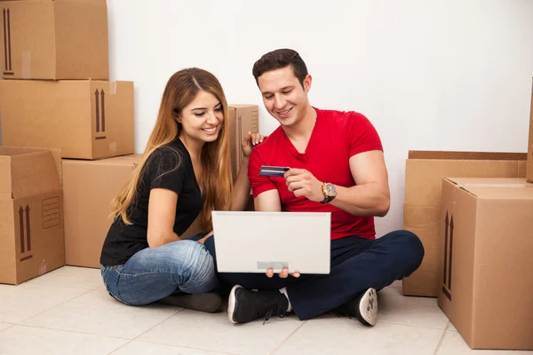 Casal usando um cartão de crédito — Fotografia de Stock