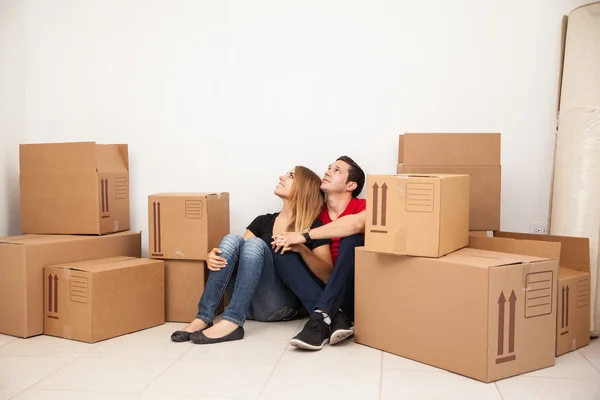 Couple sitting on the floor — Stock Photo, Image