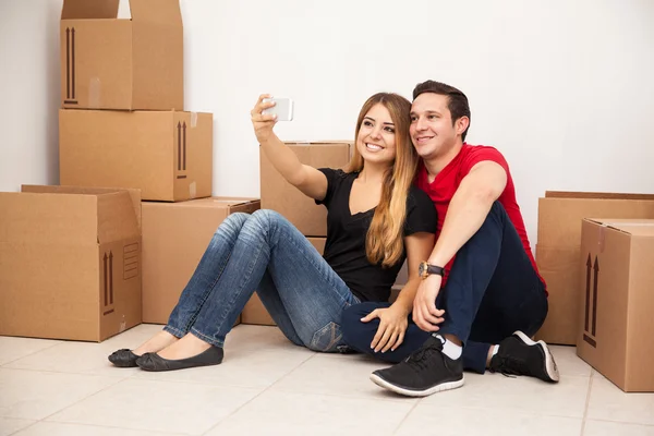 Couple taking a selfie — Stock Photo, Image