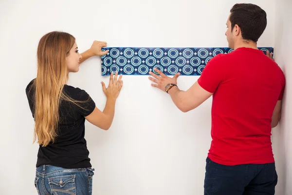 Pareja decorando una habitación — Foto de Stock