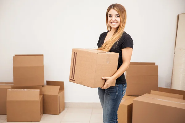 Mujer llevando algunas cajas — Foto de Stock