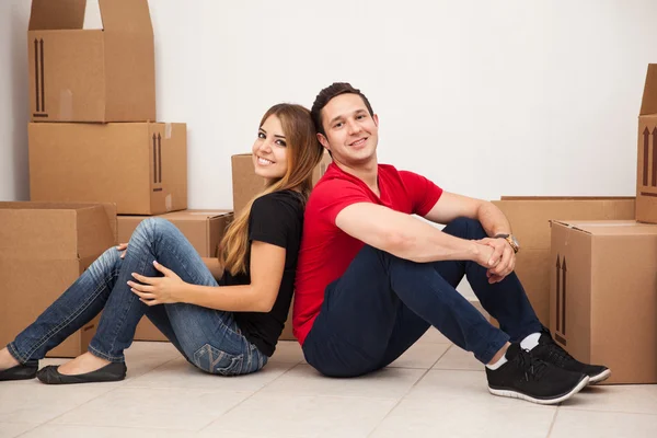 Couple sitting in a room — Stock Photo, Image