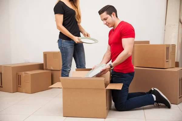 Hombre y novia poniendo cosas en cajas — Foto de Stock