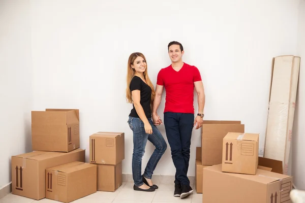 Par stående i sitt nya hem — Stockfoto