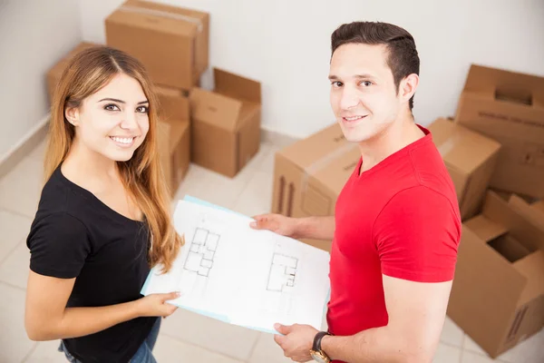 Couple looking at the blueprint — Stock Photo, Image