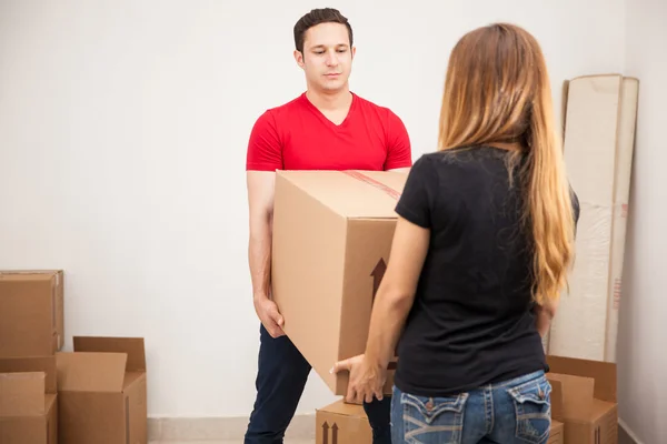 Couple carrying a big box — Stock Photo, Image
