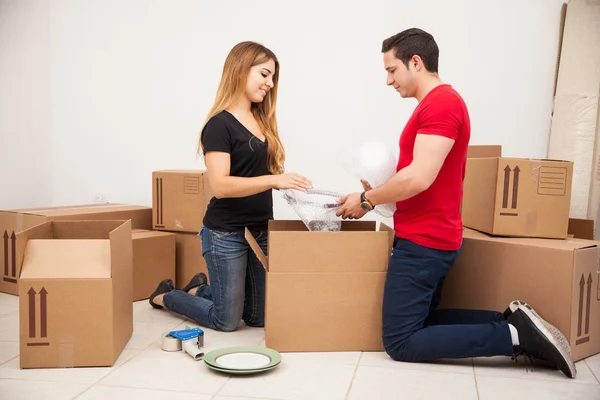 Man helping his girlfriend — Stock Photo, Image