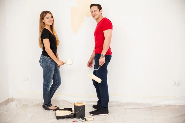 Pareja jadeando una habitación —  Fotos de Stock