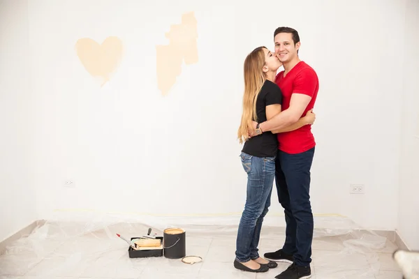 Mulher beijando seu marido — Fotografia de Stock