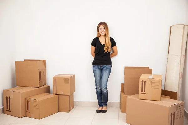 Girl moving into her new apartment — Stock Photo, Image