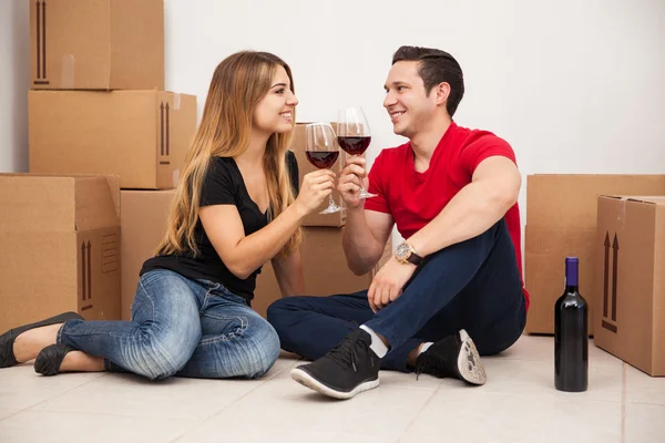 Casal brinde com vinho — Fotografia de Stock