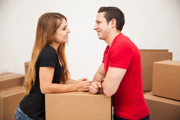 Couple looking at each other — Stock Photo, Image