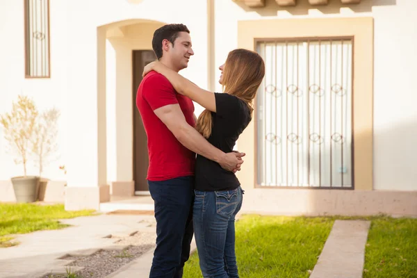 Casal em pé na frente da casa — Fotografia de Stock