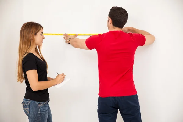 Uomo utilizzando un nastro di misura del rubinetto — Foto Stock