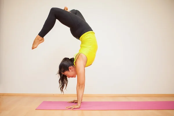 Morena haciendo un headstand — Foto de Stock