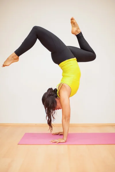 Mulher fazendo um headstand — Fotografia de Stock