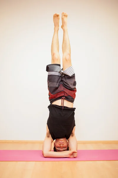 Człowiek robi headstand — Zdjęcie stockowe