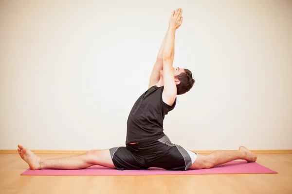 Flexibel man gör en leg split — Stockfoto