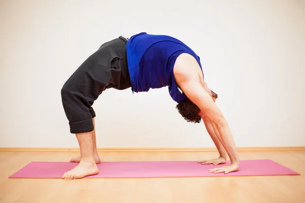 Man doing a backbend pose — Stock Photo, Image