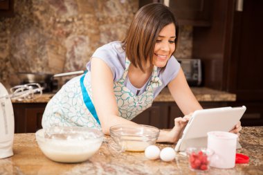 Tablet bilgisayar kullanan bir kadın