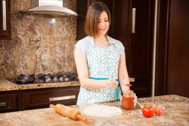 kız biraz domates sosu ekleme